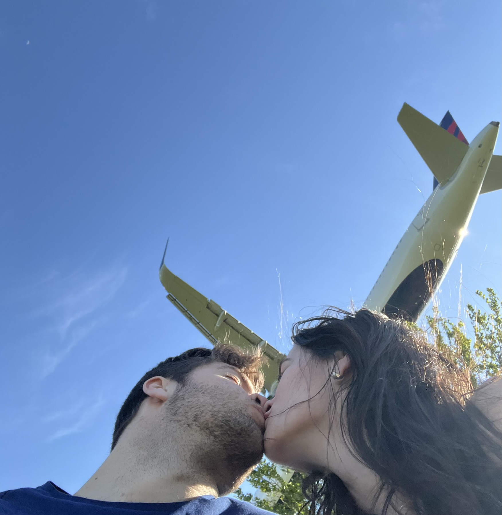 kissing under plane